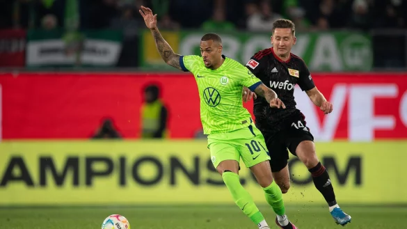 Wolfsburgs Lukas Nmecha (l) traf im Test gegen den SC Freiburg. - &copy; Swen Pf&ouml;rtner/dpa