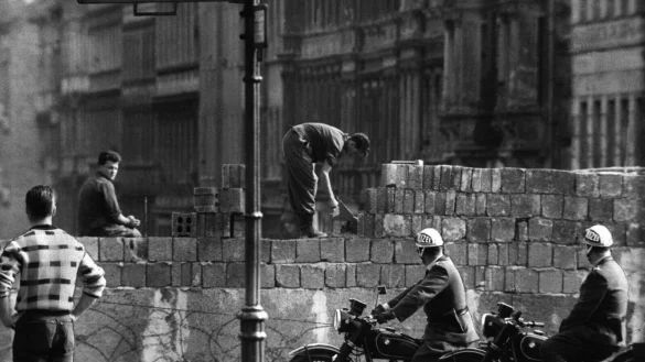 Arbeiter erhöhen die Sektorensperre an der Bernauer Straße in Berlin. Mit dem Bau am 13. August wurde vor 62 Jahren begonnen. - © dpa