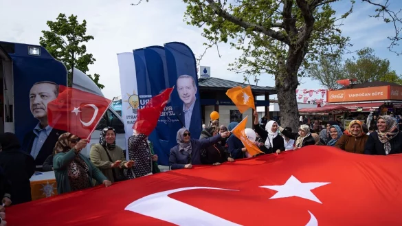 Anhn&auml;nger des amtierenden t&uuml;rkischen Pr&auml;sidenten Recep Tayyip Erdogan w&auml;hrend einer Wahlkampfveranstaltung. - &copy; Shady Alassar/ZUMA Press Wire/dpa