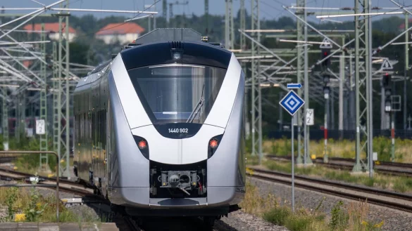 Auf dem Dach des Zugs sind neben Stromabnehmern auch Akkus installiert. Sie liefern Strom, wenn keine Oberleitung vorhanden ist. Dieser wird w&auml;hrend der Fahrt durch Rekuperation gewonnen. - &copy; Hendrik Schmidt/dpa