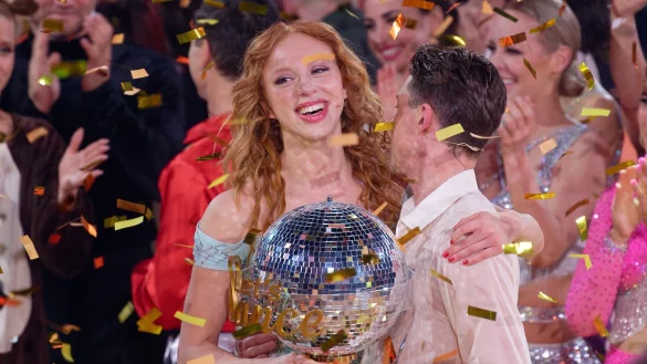 Model Anna Ermakova (l) und ihr Profi-Tanzpartner Valentin Lusin jubeln &uuml;ber ihren Sieg. - &copy; Henning Kaiser/dpa