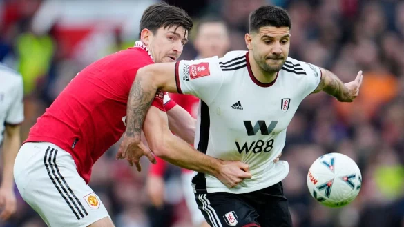 Fulhams Aleksandar Mitrovic (r) geht zuk&uuml;nftig in Saudi-Arabien auf Torejagd. - &copy; Jon Super/AP/dpa