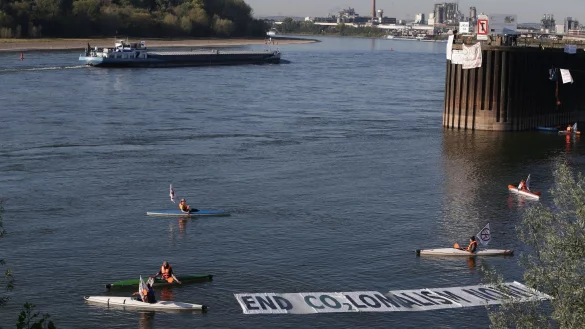 Aktivisten blockieren die Hafen-Zufahrt zur Shell-Raffinerie Wesseling. - &copy; David Young/dpa/Archivbild