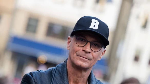 Peter Brings von der gleichnamigen Band bei einer Friedenskundgebung mit Benefizkonzert f&uuml;r die Ukraine. - &copy; Rolf Vennenbernd/dpa/Archivbild