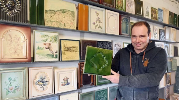 Inhaber Axel Eisenack in seiner Kachelmanufaktur in Baden-Baden. - &copy; Uli Deck/dpa