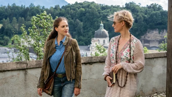 Irene Russmeyer (Fanny Krausz, l.) und Sabine Waibel (Paula Opitz) bei einem Spaziergang durchs Kapuzinerkloster. - &copy; Satel Film/Birgit Probst Photog/ZDF/dpa