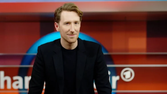 Louis Klamroth ist der neue Moderator der ARD-Polit-Sendung &laquo;Hart aber fair&raquo;. - &copy; Carsten Koall/dpa