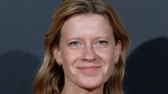 Die Schauspielerin Caroline Peters kommt zum Empfang anl&auml;sslich der K&ouml;lner Jurysitzung vor den International Emmy Awards 2022. - &copy; Henning Kaiser/dpa