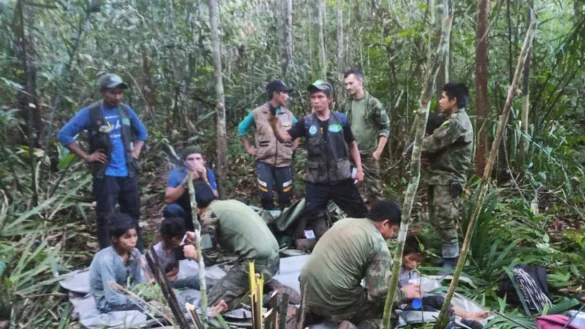 Soldaten und indigene M&auml;nner k&uuml;mmern sich um die vier Geschwister. - &copy; Uncredited/Colombia\\\'s Armed Force Press Office/AP/dpa