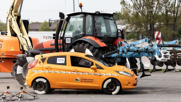 Der PKW schl&auml;gt beim Crashtest zu Forschungsprojekt Unfallgefahr mit Traktoren und Landmaschinen in den Traktor und das daran befindliche landwirtschaftliche Ger&auml;t ein. - &copy; Christoph Reichwein/dpa