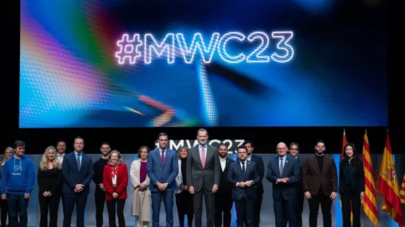 Der spanische K&ouml;nig Felipe VI. (M) gemeinsam mit weiteren Teilnehmern bei der Er&ouml;ffnung des Mobile World Congress 2023 in Barcelona. - &copy; David Zorrakino/EUROPA PRESS/dpa