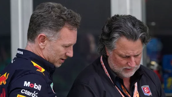 Red Bull Racing-Teamchef Christian Horner (l) spricht mit Michael Andretti nach dem Qualifying zum Großen Preis von Miami der Formel 1. - © Wilfredo Lee/AP/dpa
