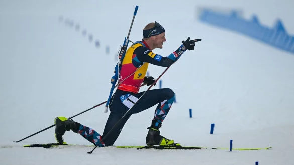 Haaland-Pose: Norwegens Biathlon-Superstar Johannes Thingnes B&ouml; jubelt nach seinem WM-Sieg in der Verfolgung. - &copy; Hendrik Schmidt/dpa
