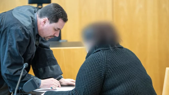 Die Angeklagte im Gespr&auml;ch mit ihrem Rechtsanwalt im Landgericht Augsburg. - &copy; Stefan Puchner/dpa