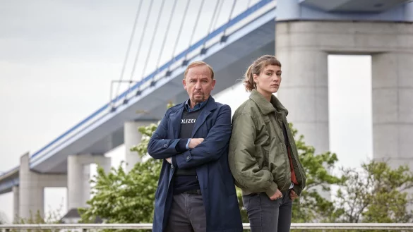 Karl Hidde (Alexander Held) und die neue Kommissarin Jule Zabek (Sophie Pfennigstorf). - &copy; Sandra Hoever/ZDF/dpa