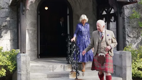 K&ouml;nig Charles III. und K&ouml;nigin Camilla verlassen die Kirche Crathie Kirk in der N&auml;he von Balmoral. - &copy; Andrew Milligan/PA Wire/dpa