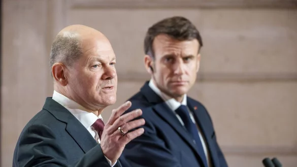 Bundeskanzler Olaf Scholz (l) und der franz&ouml;sische Pr&auml;sident Emmanuel Macron &auml;u&szlig;ern sich nach der gemeinsamen Kabinettssitzung in Paris. - &copy; Michael Kappeler/dpa