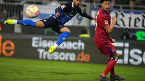 Darmstadts Keanan Bennetts(l) und der Hamburger Jonas David k&auml;mpfen um den Ball. - &copy; Thomas Frey/dpa