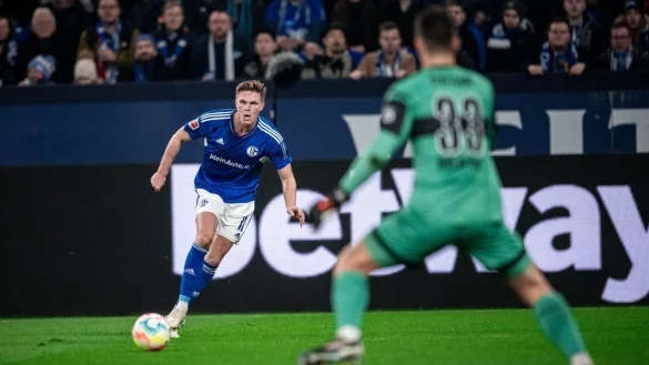 Schalkes Marius B&uuml;lter spielt den Ball in Richtung Stuttgarts Torwart Fabian Bredlow. - &copy; Fabian Strauch/dpa