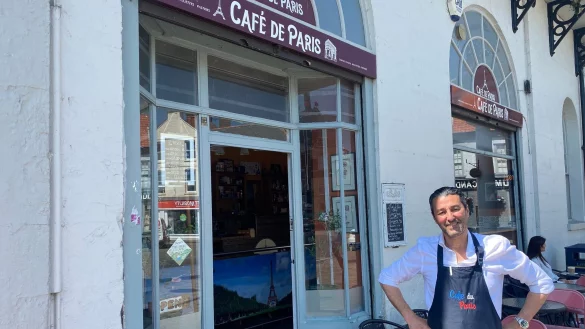 Ex-B&uuml;rgermeister Anton Dani steht vor seinem Caf&eacute; und h&auml;lt den Brexit noch immer f&uuml;r eine gute Idee. - &copy; Benedikt von Imhoff/dpa