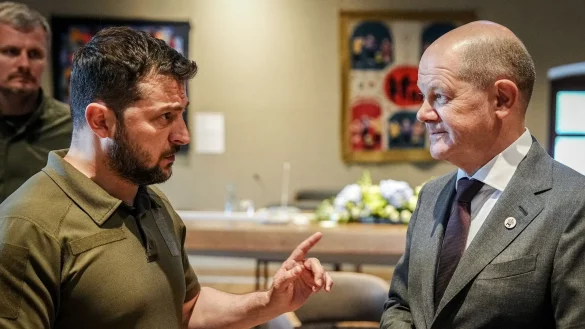 Der ukrainische Präsident Wolodymyr Selenskyj spricht beim Gipfeltreffen der Europäischen Politischen Gemeinschaft in Moldau mit 
Bundeskanzler Olaf Scholz. - © Kay Nietfeld/dpa