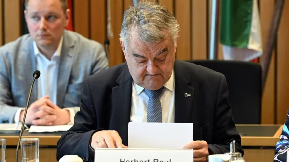 Herbert Reul (CDU), Innenminister von Nordrhein-Westfalen, nimmt an der Sitzung des Innenausschusses teil. - &copy; Federico Gambarini/dpa