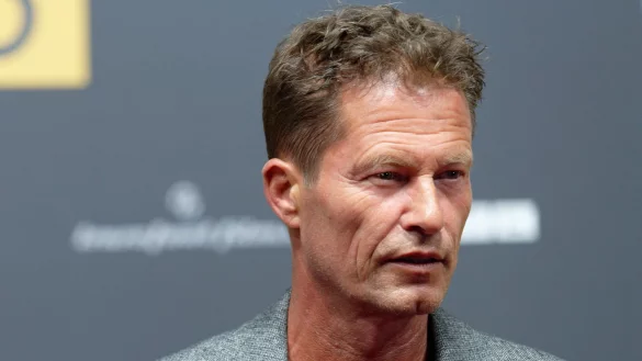 Der Schauspieler Til Schweiger kommt zur Premiere des Films &laquo;Manta Manta - Zwoter Teil&raquo;. Von Klimaaktivisten, die sich auf der Stra&szlig;e festkleben, h&auml;lt er nicht viel. - &copy; Henning Kaiser/dpa