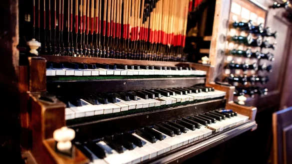 Die Tastatur einer historischen Gloger-Orgel. - &copy; Hauke-Christian Dittrich/dpa