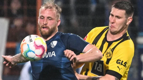 Dortmunds Niklas S&uuml;le und Bochums Philipp Hofmann (l) k&auml;mpfen um den Ball. - &copy; Federico Gambarini/dpa