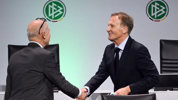 DFB-Pr&auml;sident Bernd Neuendorf und Vize Hans-Joachim Watzke sind zufrieden mit dem neuen Grundlagenvertrag. - &copy; Federico Gambarini/dpa