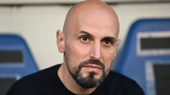 U21-Coach Antonio Di Salvo bereitet sein Team auf das Spiel gegen Rum&auml;nien vor. - &copy; Arne Dedert/dpa