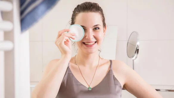 Wer weniger wegwerfen will, kann beim Abschminken auf waschbare Pads statt Wattepads setzen. - &copy; Christin Klose/dpa-tmn