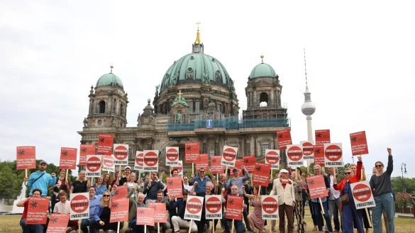 Drehbuchautorinnen und Drehbuchautoren solidarisieren sich bei einer Demonstration vor dem Berliner Dom mit ihren streikenden US-Kollegen. - &copy; Joerg Carstensen/dpa
