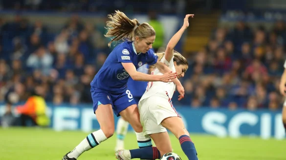 Chelseas Melanie Leupolz im Zweikampf mit Lyons Danielle van de Donk. - © Katie Chan/Action Plus Sports via ZUMA Wire/dpa