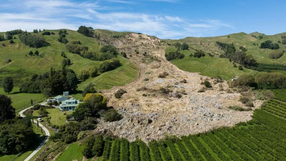 Ein Erdrutsch im neuseel&auml;ndischen Gisborne, nachdem Zyklon &raquo;Gabrielle&raquo; mit orkanartigen Winden und Starkregen den Norden des Land traf. - &copy; George Heard/New Zealand Herald/AP /dpa