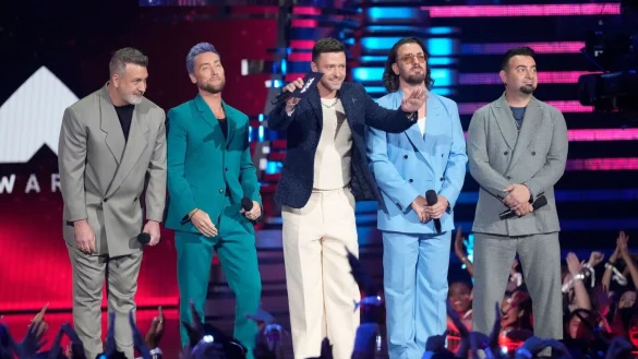 Joey Fatone (l-r), Lance Bass, Justin Timberlake, JC Chasez und Chris Kirkpatrick von NSYNC w&auml;hrend der MTV Video Music Awards 2023. - &copy; Charles Sykes/Invision/AP/dpa