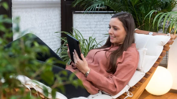 Filmgenuss auf dem Tablet: Die Quelle der Inhalte muss nicht immer Netflix und Co. sein. Auch &ouml;ffentliche Bibliotheken unterhalten Streaming-Dienste. - &copy; Benjamin Nolte/dpa-tmn