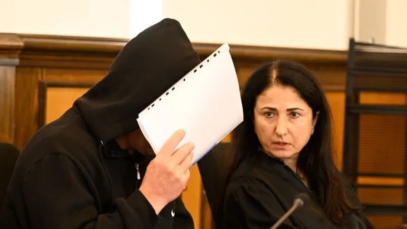 Der Angeklagte wartet zusammen mit seiner Verteidigerin Hülya Karaman (r) auf den Beginn seines Prozess im Landgericht. - © Roberto Pfeil/dpa