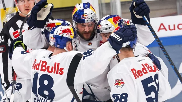 Der EHC Red Bull M&uuml;nchen setzte sich deutlich in Ingolstadt durch und holte sich den zweiten Sieg in der Finalserie. - &copy; Daniel Karmann/dpa