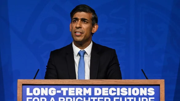 Premier Rishi Sunak will die Klimaziele seines Landes aufweichen. - © Justin Tallis/PA Wire/dpa