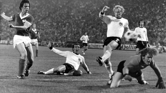 Am Sonntag begeht J&uuml;rgen Sparwasser (l) seinen 75. Geburtstag. - &copy; Witschel/dpa