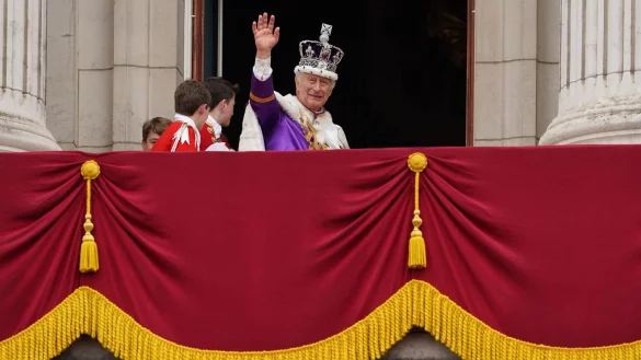 König Charles III. winkt nach der Krönungszeremonie vom Balkon des Buckingham-Palastes. - © Stefan Rousseau/PA Wire/dpa