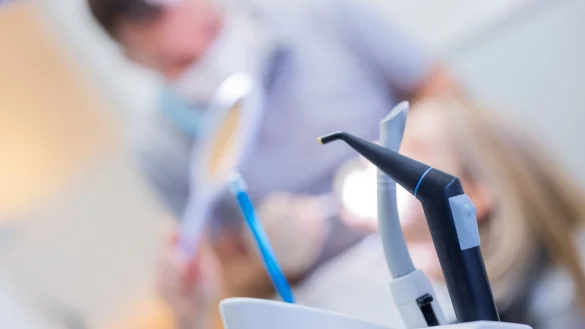 Ein Zahnarzt versorgt eine Patientin in einer Praxis. - &copy; Rolf Vennenbernd/dpa