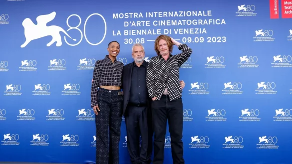 Jonica T. Gibbs (l-r), Regisseur Luc Besson und Caleb Landry Jones in Venedig. - &copy; Vianney Le Caer/Invision/AP/dpa