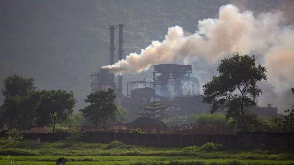 Rauch steigt aus einem mit Kohle betriebenen Stahlwerk im Dorf Hehal in der N&auml;he von Ranchi im &ouml;stlichen Bundesstaat Jharkhand. - &copy; Altaf Qadri/AP/dpa