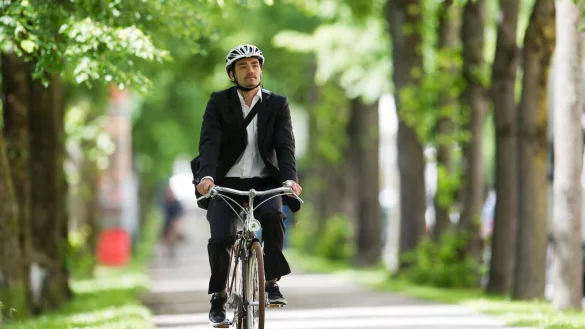 Ist gesund und schont die Umwelt: das Radfahren. Manche Arbeitgeber stellen ihren Besch&auml;ftigen das Zweitrad. - &copy; Tobias Hase/dpa-tmn