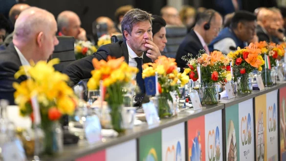 &laquo;Was wir im Moment weltweIt erleben, dass die Erde anf&auml;ngt buchst&auml;blich zu brennen&raquo;: Robert Habeck (M.). - &copy; Britta Pedersen/dpa