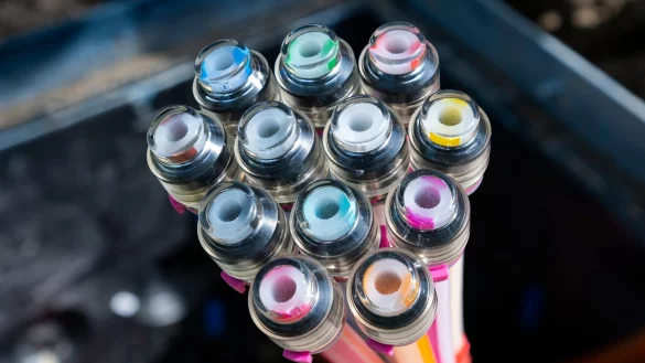 In knapp drei Jahren will die Deutsche Telekom 10 Millionen Haushalte mit Glasfaser-Internet versorgen. - &copy; Matthias Rietschel/dpa