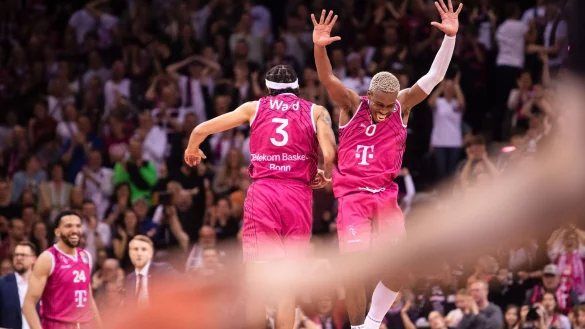 Beim &uuml;berzeugenden Erfolg in Bamberg war Tyson Ward (l) mit 22 Punkten bester Bonner Sch&uuml;tze. - &copy; Marius Becker/dpa
