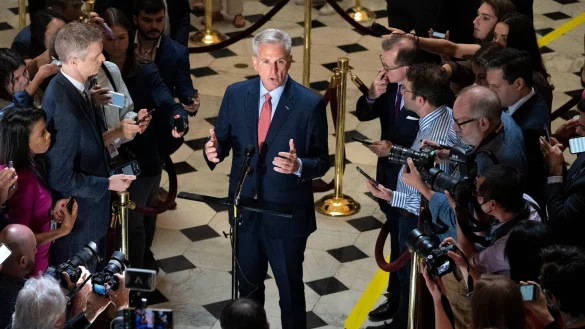 Kevin McCarthy (M), Sprecher des US-Repr&auml;sentantenhauses, spricht auf dem Capitol Hill mit Reportern &uuml;ber die Verhandlungen zur Schuldengrenze. - &copy; Jacquelyn Martin/AP/dpa
